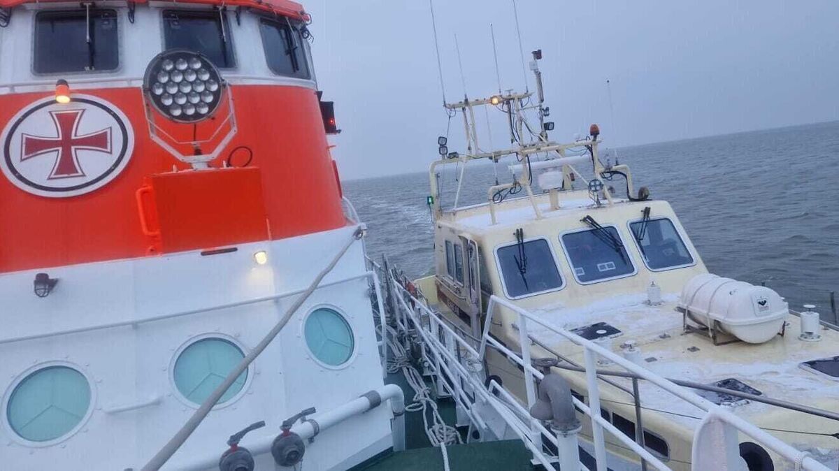 Der Seenotrettungskreuzer "Hermann Rudolf Meyer" (DGzRS-Station Bremerhaven) schleppt das havarierte Motorboot längsseits in den Hafen. Foto: Die Seenotretter – DGzRS