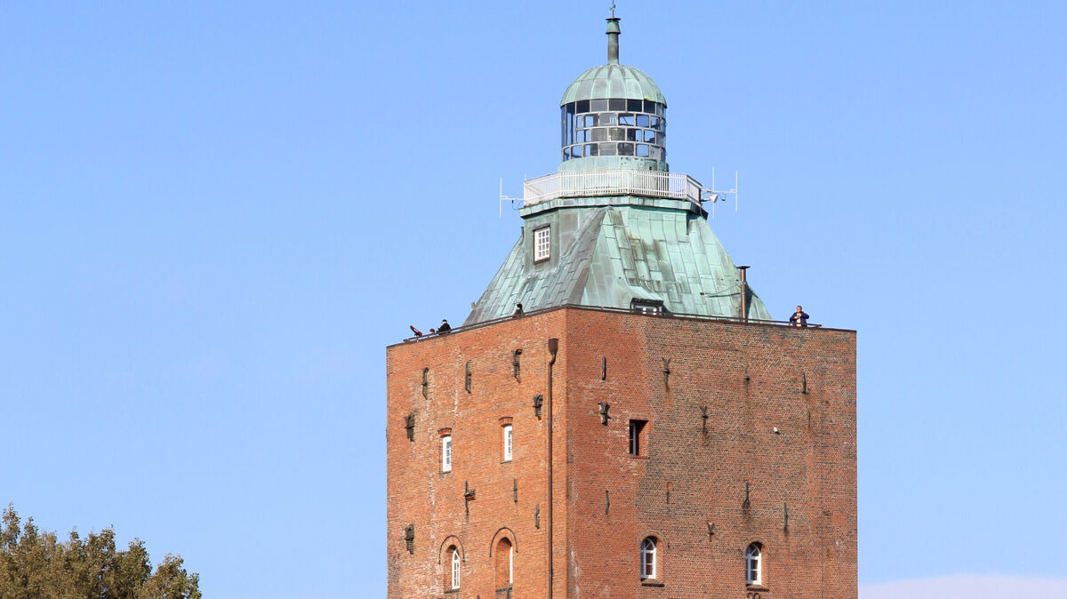 Eckig und massiv thront der Turm über Neuwerk. Foto: dpa/Larissa Loges