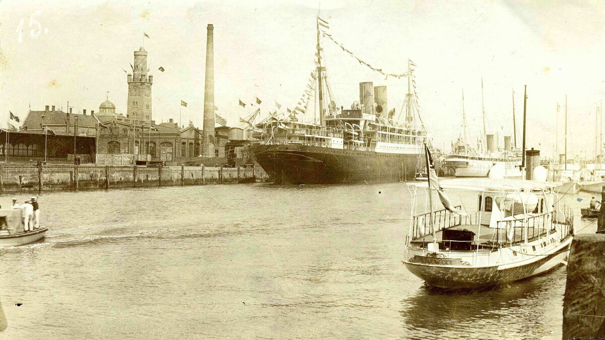 Die Kaiseryacht Hohenzollern und der Schnelldampfer Hamburg (von Ballin nach Cuxhaven geordert) sowie vorne das Depeschenboot Farewell zur Zeit der Kaiserregatta 1904. Foto: Stadtarchiv Cuxhaven
