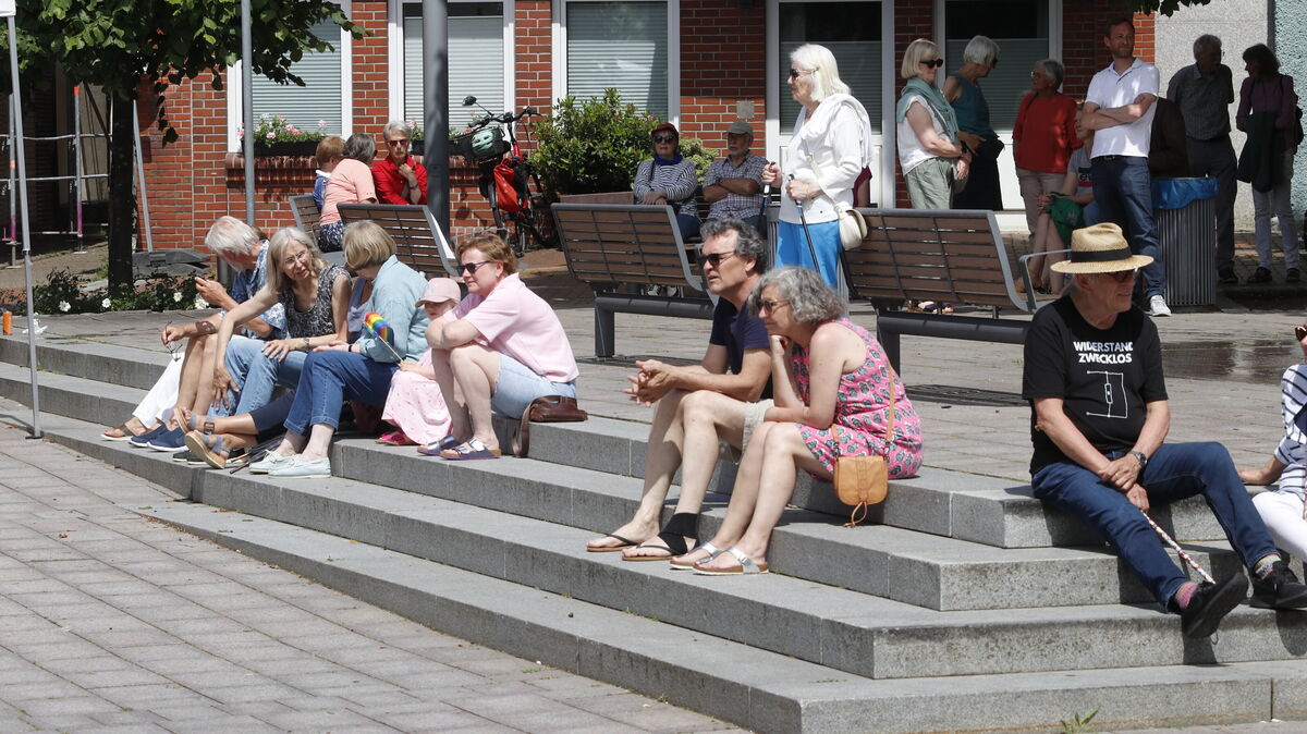 Die Resonanz auf die "Fête de la Musique" fiel enttäuschend aus. Gegen 14.30 Uhr bestand das Publikum, das tatsächlich wegen der Konzerte auf den Kirchplatz gekommen war, aus kaum mehr als einem halben Dutzend Leuten. Foto: Koppe