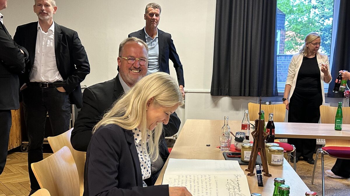 Niedersachsens Justizministerin Kathrin Wahlmann (hier mit OB Uwe Santjer) ließ sich in Cuxhaven auf ein bislang unübliches Format - ein Gespräch mit Ehren- und Hauptamtlichen nicht über die Sorgen des Alltags, sondern über ein sehr breit gefächertes Stichwort - ein. Den Abschluss bildete der Eintrag ins Goldene Buch der Stadt. Foto: Reese-Winne