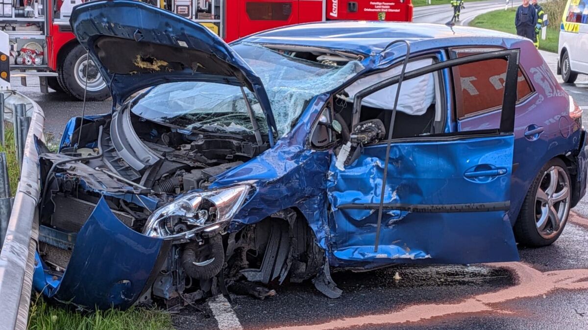 Durch die hohe Wucht des Aufpralls reißt beim Toyota das linke Vorderrad ab, der Wagen dreht sich und kommt im Bereich der Leitplanke schwerbeschädigt zum Stehen. Foto: Feuerwehr
