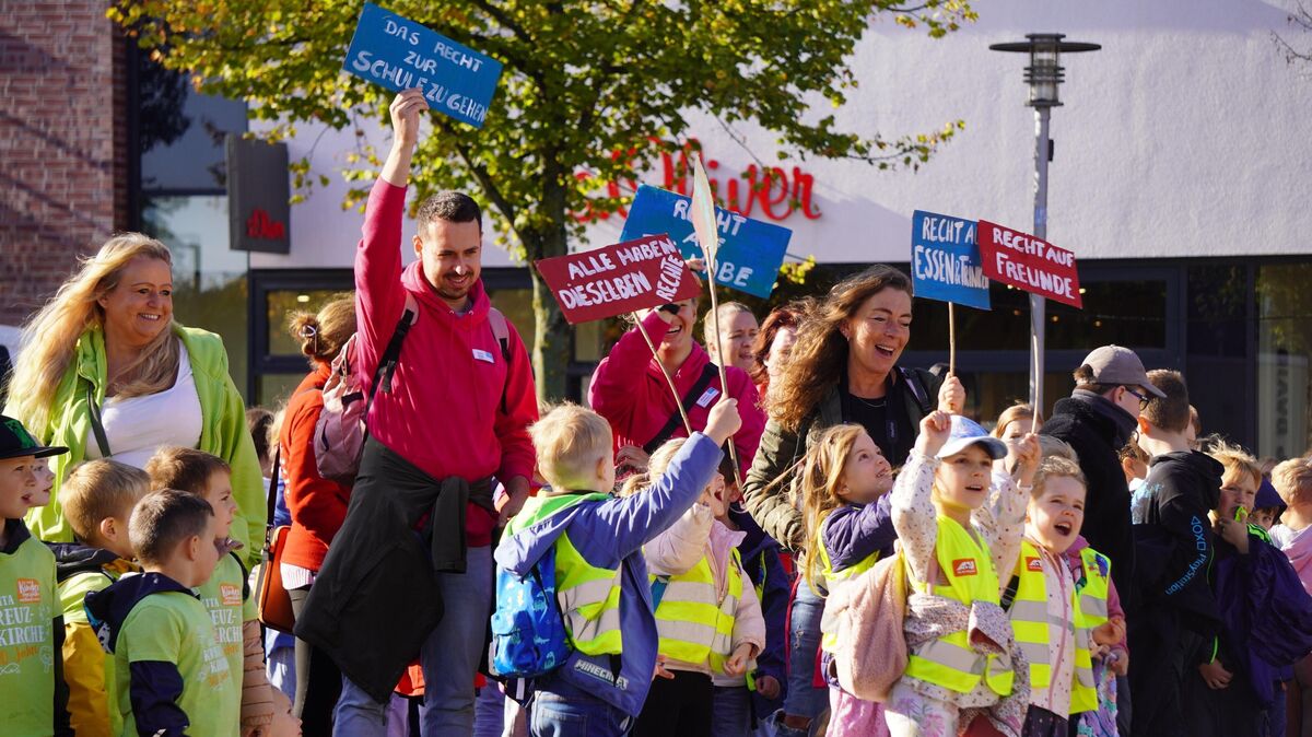 Rund 500 Kinder zogen anlässlich des Weltkindertages durch Cuxhaven und machten mit Tanz und Schildern auf ihre Rechte und Zukunftswünsche aufmerksam. Foto: Brettschneider
