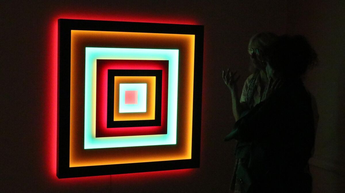Licht und Farbe verschmelzen: Besucher erleben die hypnotische Wirkung der Installation in Yoana Tuzharovas Ausstellung „Joining Light“ im Museum gegenstandsfreier Kunst in Otterndorf. Foto: Mangels