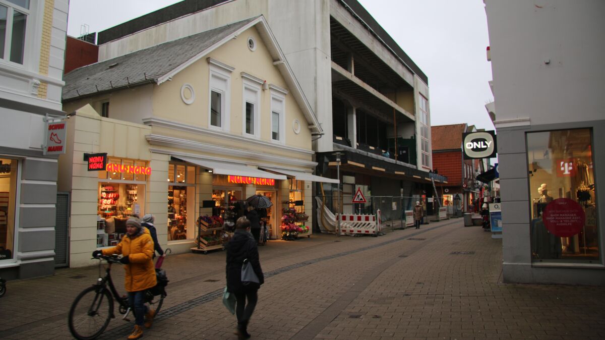 Das Gesicht des ehemaligen Kaufhauses "Woolworth" an Nordersteinstraße ändert sich von Woche zu Woche: Vor den Fensterfronten der Praxen im ersten und zweiten Obergeschoss sollen mit Glas verkleidete Loggias entstehen. Die hässliche Betonfassade wird so optisch aufgewertet. Foto: Potschka
