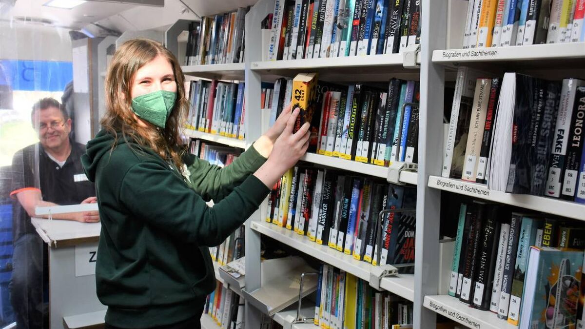 Bücherbus-Fahrer Karsten Hegel und Saskia Münchmeyer (Fachangestellte für Medien- und Informationsdienste) sind froh, dass es seit Mitte November vergangenen Jahres das mobile Angebot wieder gibt. Foto: Schröder