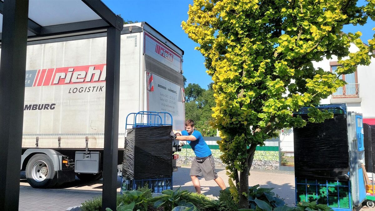 Mittlerweile rollen die Versorgungslaster - wie hier in Drangstedt - wieder regelmäßig heran, um Lebensmittel zu liefern. Den finanziellen Engpass hat Unternehmen MyEnso überwunden. Im Hintergrund sind die Bremer unablässig auf der Suche nach weiteren Standorten auch im Cuxland. Foto: Schoener