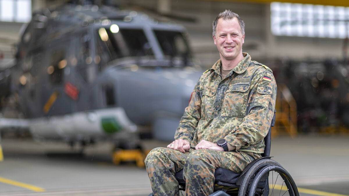 Kapitänleutnant Jörg Hinrichs sitzt nach einem Unfall vor zwei Jahren im Rollstuhl. Am nächsten Wochenende wird der 41-Jährige beim Bike Navy in Nordholz am Start sein. Foto: Bundeswehr/ Darius Retzlaff