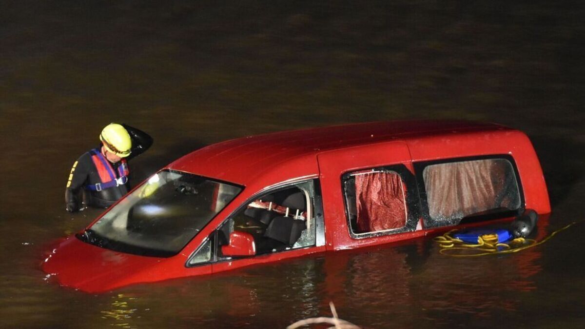 Taucher im Einsatz: Mit Hilfe einer Seilwinde wurde der Pkw in Richtung Ufer gezogen. Foto: Vasel
