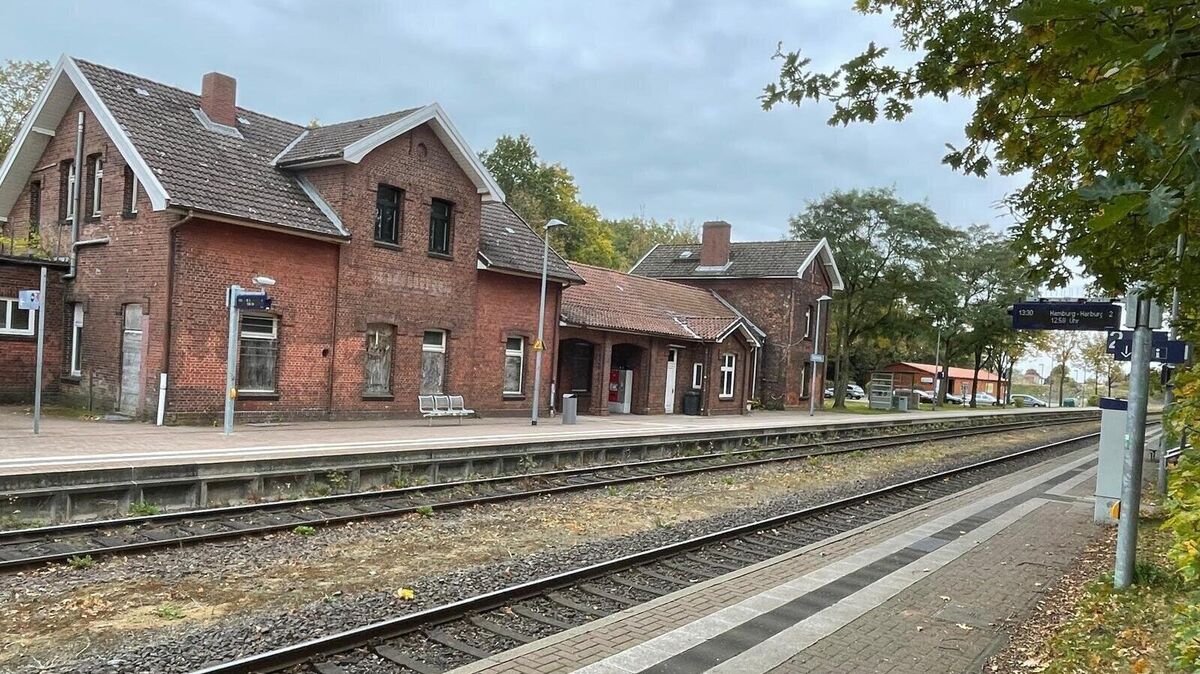 Das Bahnhofsgebäude in Cadenberge ist seit Sommer 2022 in Besitz der Gemeinde Cadenberge. Foto: Kramp