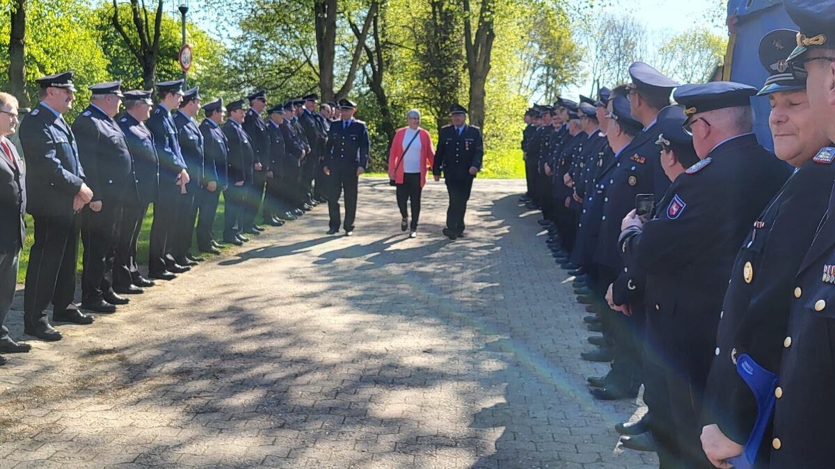 Großer Bahnhof für Horst Wendt mit seiner Ehefrau beim Empfang am Feuerwehrhaus Steinau. Foto: Lange