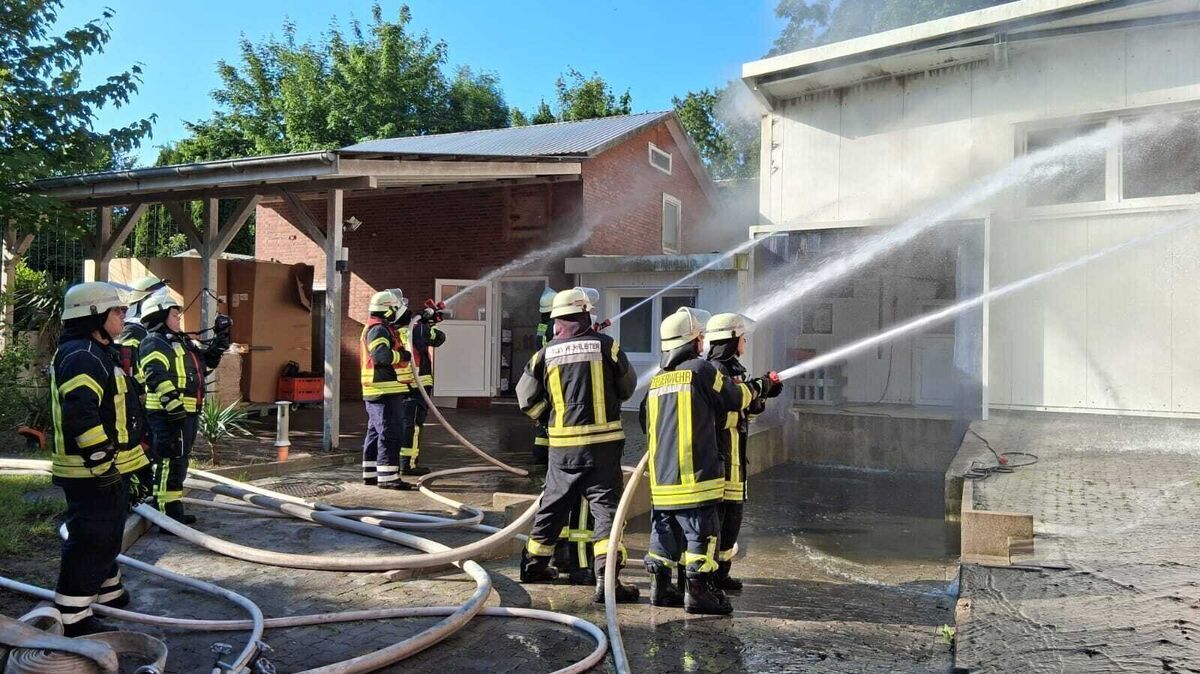 Rund 300 Feuerwehrleute aus der gesamten Region kämpften Anfang Juni gegen die meterhohen Flammen in der Schlachterei „Cuxland pur“. Foto: Lange