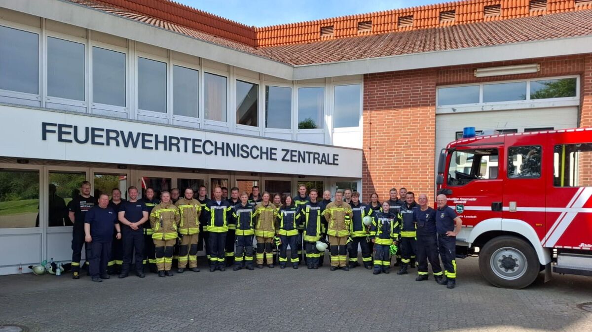 Ausbilderteam und Teilnehmende des ersten QS3-Lehrgangs an der FTZ Schiffdorf: 23 Feuerwehrangehörige haben hier erfolgreich ihre Leistungsprüfung bestanden. Foto: Jürgen Lange