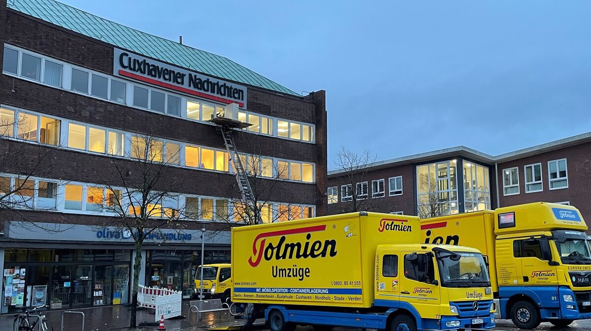 Umzugswagen am alten Pressehaus der Cuxhavener Nachrichten: Ein neues Kapitel beginnt an der Abschnede. Foto: Lütt