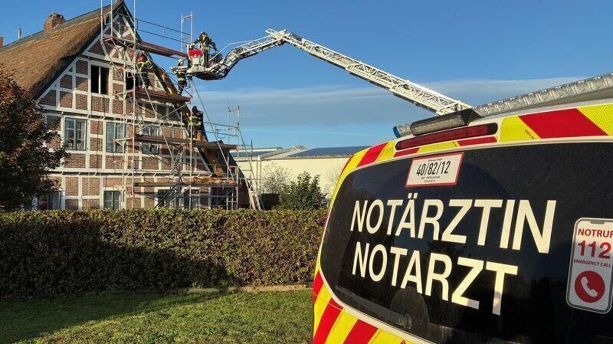 Ein Handwerker ist bei Arbeiten an einem Dach in Jork verunglückt. Der 52-Jährige wurde schwer verletzt. Foto: Vasel