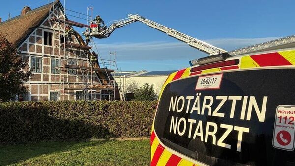 Unfall im Alten Land: Reetdachdecker stürzt vom Dach und wird schwer verletzt