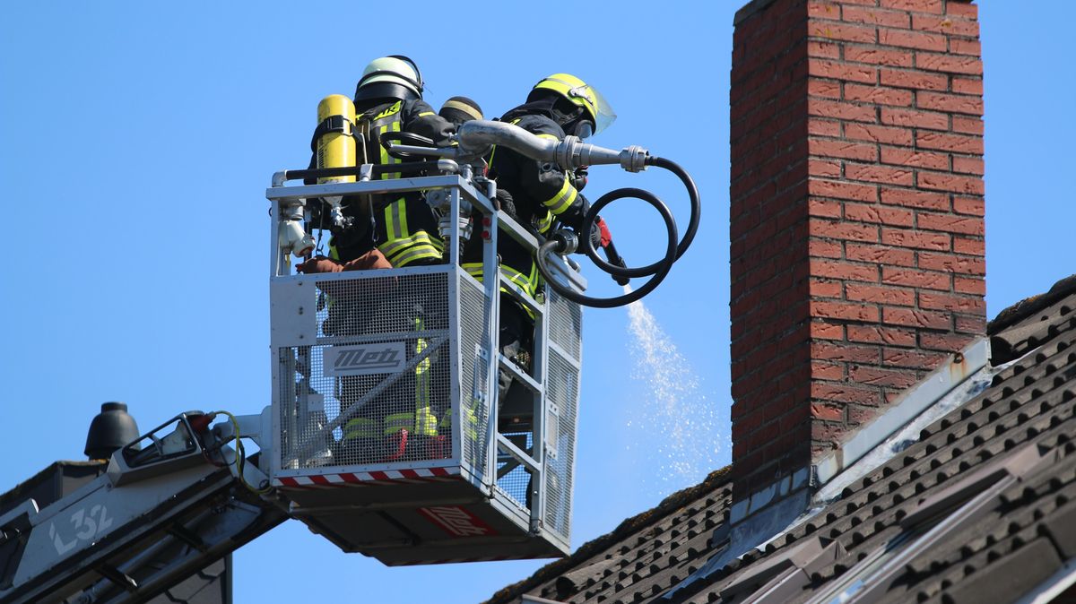 Auch per Drehleiter wurde das Feuer gelöscht. Foto: Kolbenstetter