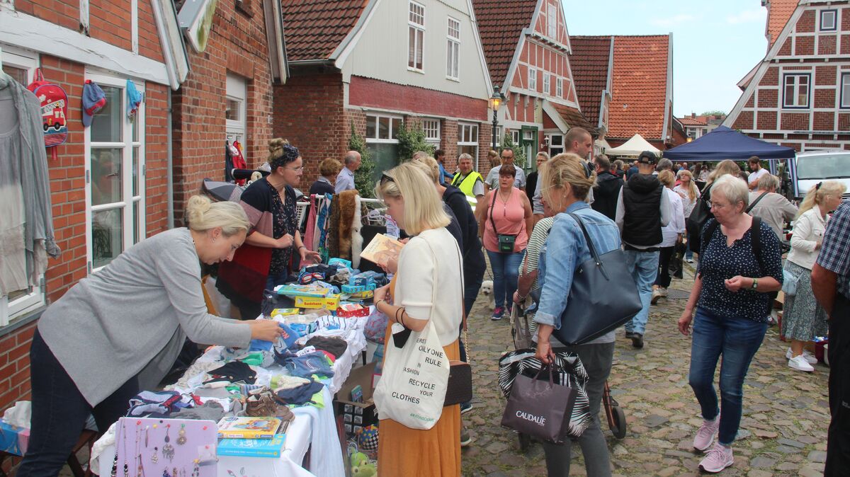 Altstadtfest Otterndorf 2022: Der Flohmarkt war gut besucht. Foto: Kramp
