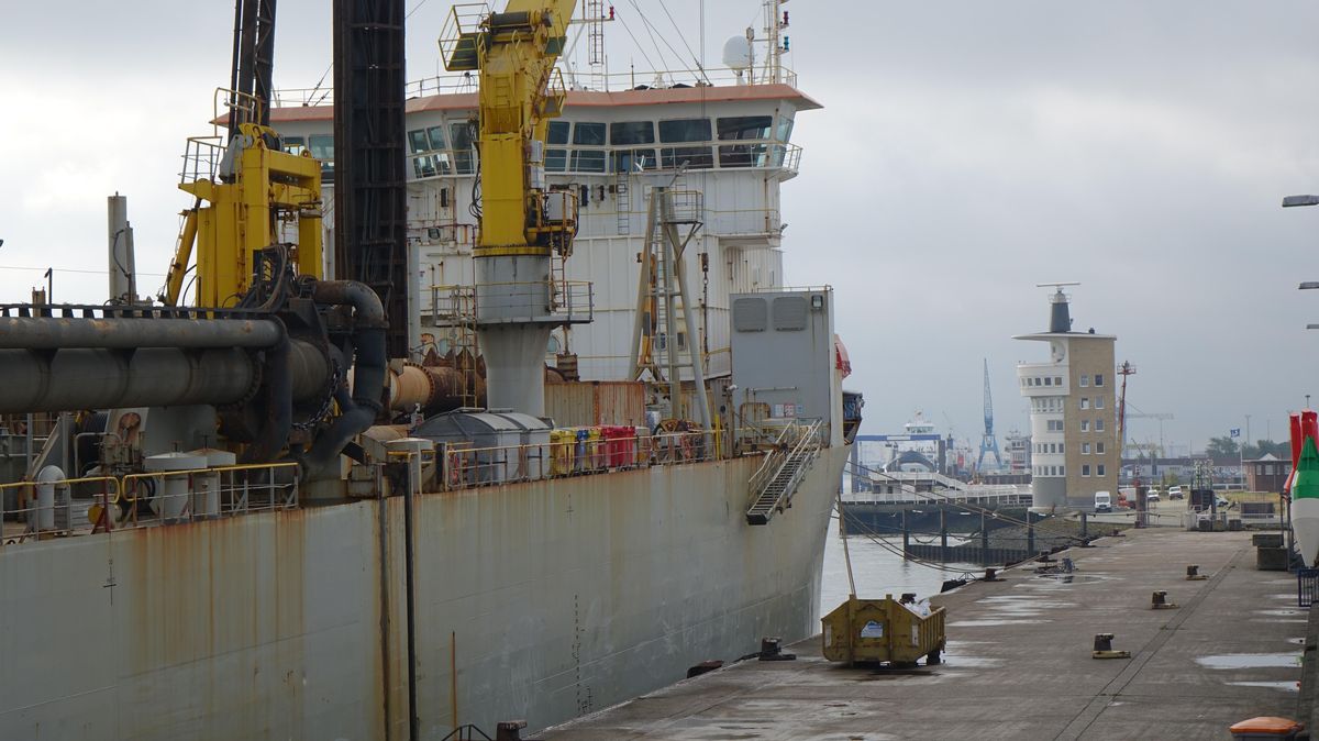 Liegeplatz freigemacht: Die "Kaishuu" verließ Cuxhaven am Dienstag um 18.30 Uhr. Jetzt arbeitet die Besatzung des Baggerschiffs weiter an der Elbvertiefung. Foto: Fischer