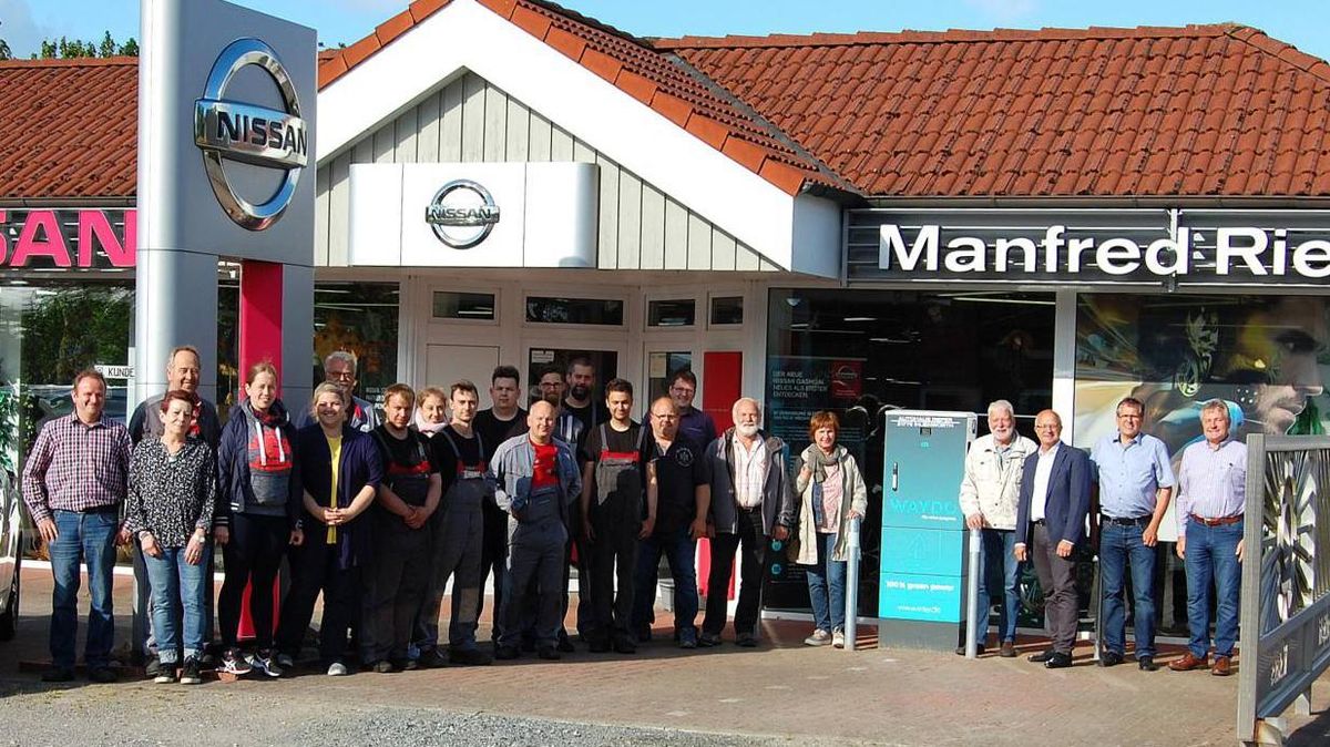 Belegschaft und Gäste feierten die Eröffnung der Ihlienworther Stromtankstelle direkt vor dem Autohaus Rieper, Zum Schönenfelde 1. Fotos: Meisner