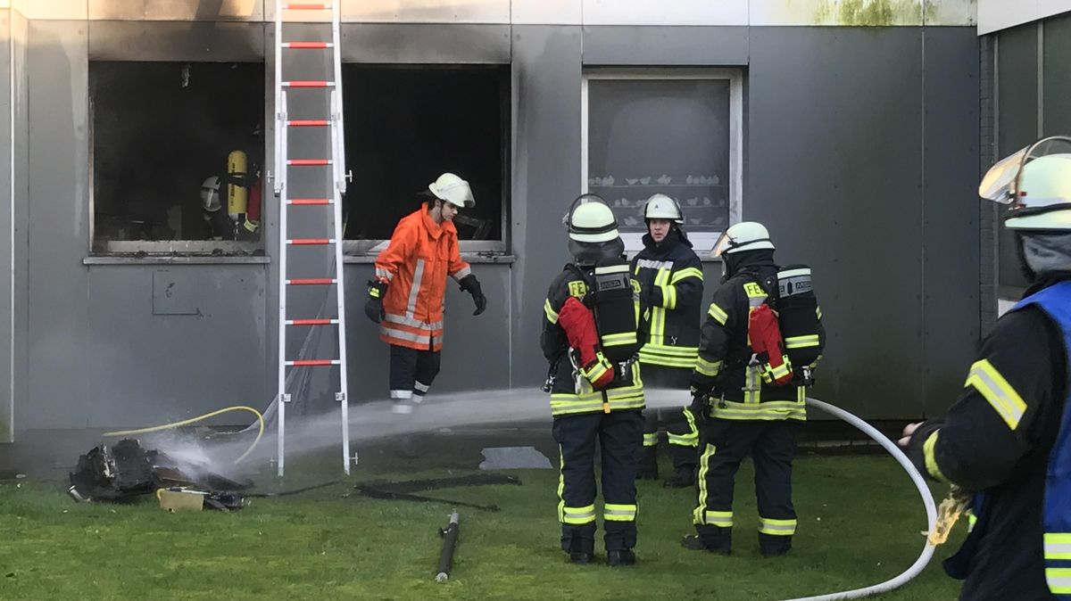 Die Feuerwehrleite brachten den Brand schnell unter Kontrolle. Foto: Sassen