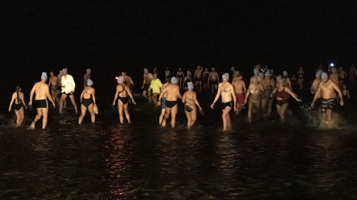 Eine stattliche Zahl an Schwimmern wagte sich am Sonntagabend vor Duhnen zum Anbaden in die Nordsee. Foto: Adelmann