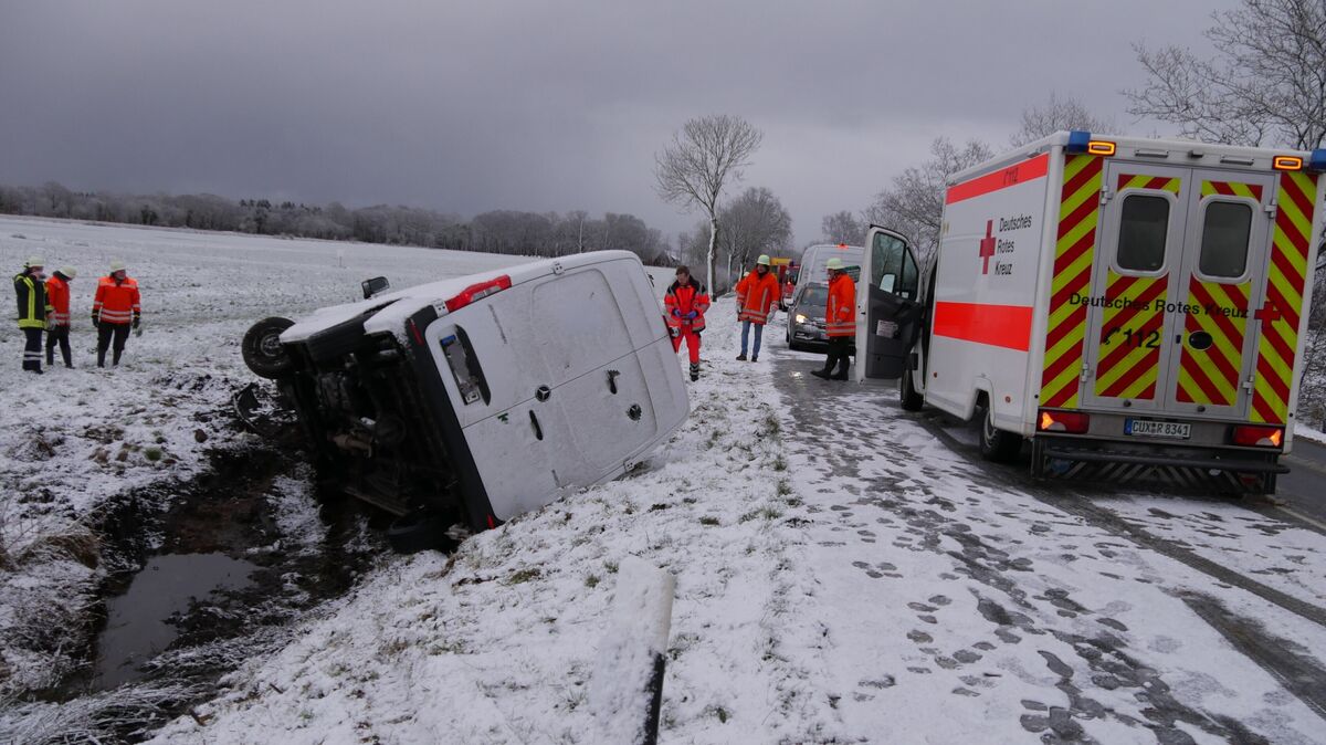 Auf schneeglatter Fahrbahn kam der 19-jährige Paketzusteller bei starkem Schneefall ins Schleudern und landete im Graben. Foto: Lange