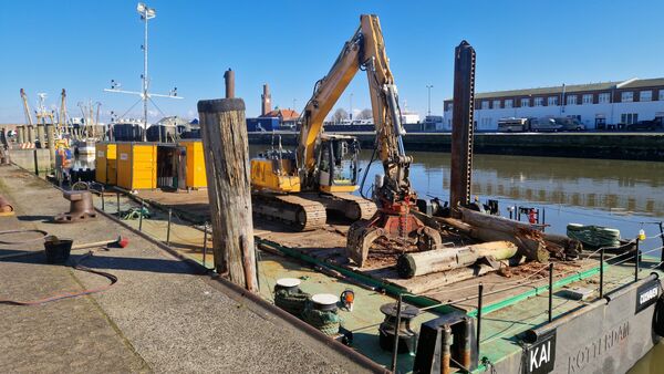 Alter Fischereihafen in Cuxhaven: Rückbau beginnt - Erste Rammarbeiten stehen bevor
