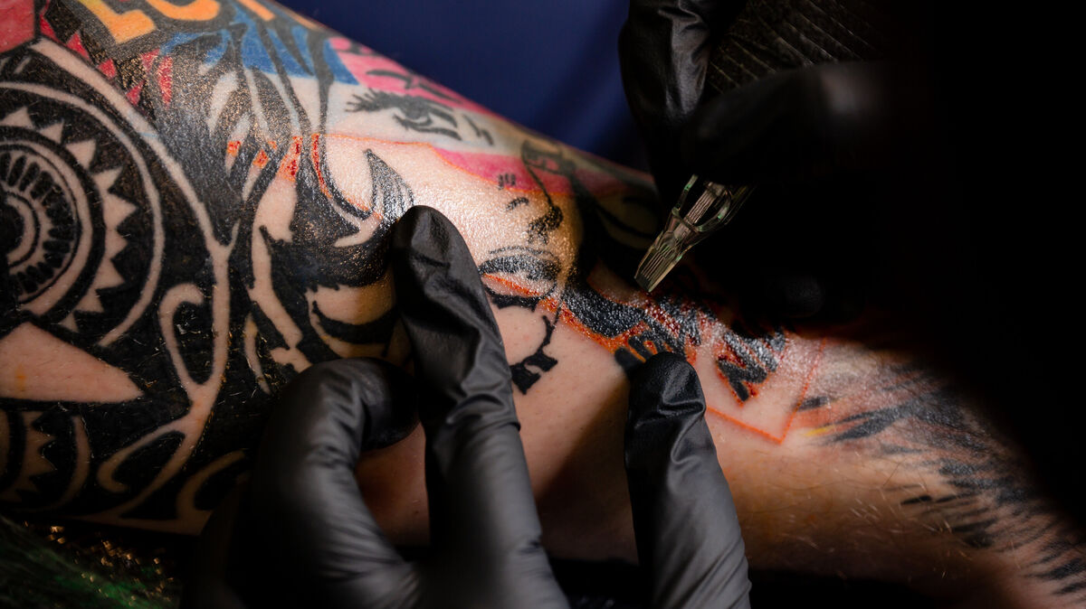 Tattoos und Piercings sind beliebt und in der Regel kein Problem (Symbolfoto), aber ein gewisses Grundrisiko besteht immer, etwa durch Infektionen oder allergische Reaktionen. Foto: dpa/Karakurt