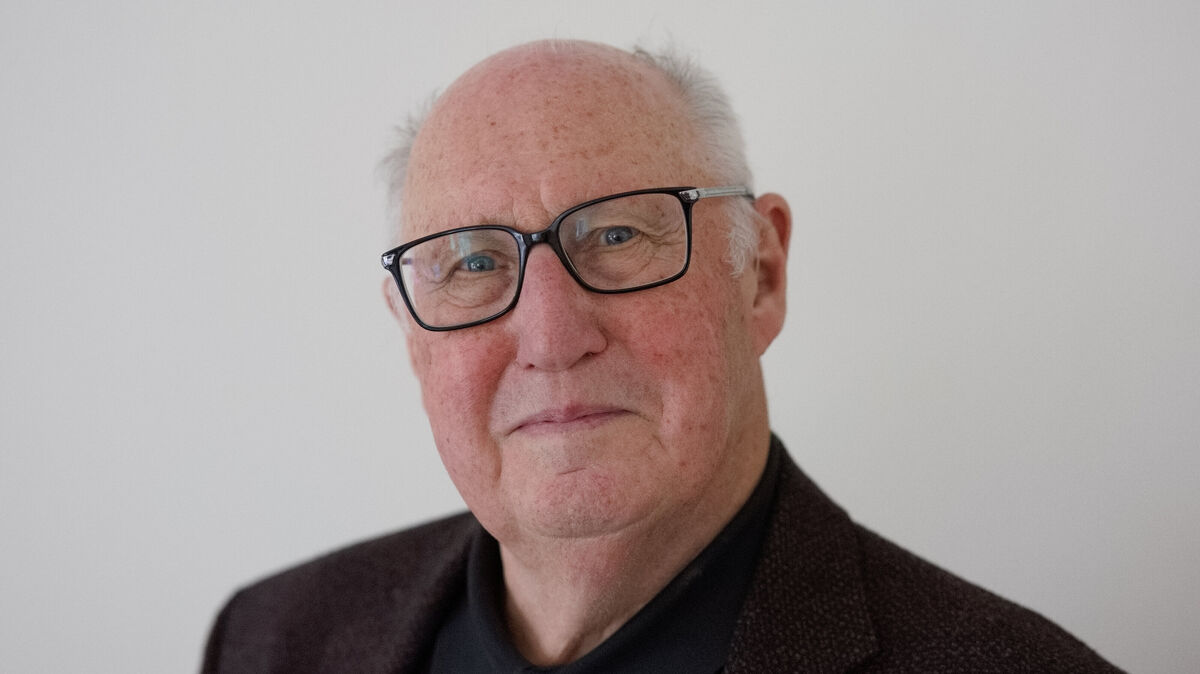 Günther Rüther aus Cuxhaven hat sich als Politikwissenschaftler ausgiebig mit der deutschen Nachkriegsgeschichte beschäftigt und zahlreiche Publikationen verfasst - sein jüngstes Buch, das, wie er sagt - "Geschichte durch Geschichten erzählt", ist in diesem Jahr in der Schriftenreihe der Bundeszentrale für politische Bildung erschienen. Foto: Frank Neuenhausen