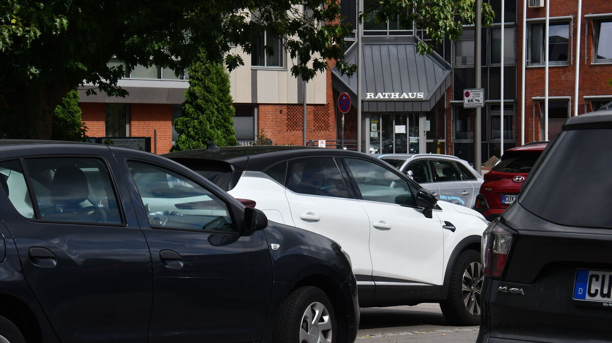 Kostenloses Parken vor dem Rathaus in Hemmoor? Das sorgte in den vergangenen Monaten für Diskussionen. Foto: Schröder