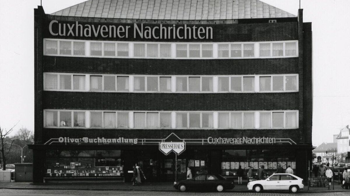 Das Pressehaus nach einer Modernisierung der Schaufensterfront, aber noch vor der Umgestaltung des Kaemmererplatzes. Die zwei Parkplätze vor der Tür waren begehrt, denn dort war die Parkdauer unbegrenzt und das Parken kostete nichts. Foto: CNV-Archiv