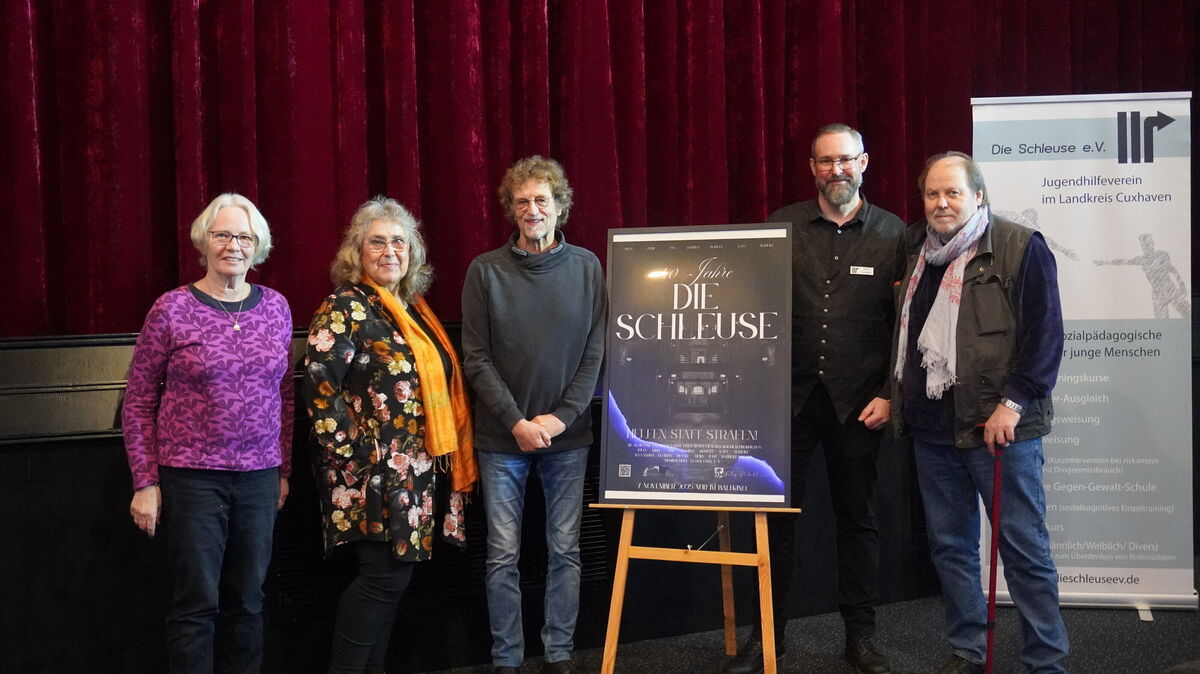 Die Gründungsmitglieder der Schleuse mit der aktuellen Einrichtungsleitung: Heike Helberg-Struve (l.), Renate Sturm (2 v.l.), Rudolf Zimmermann (m.), Timm Esemann (2 v.l.) und Joost Dröge (r). Nicht im Bild: Norbert Struve. Foto: Brettschneider