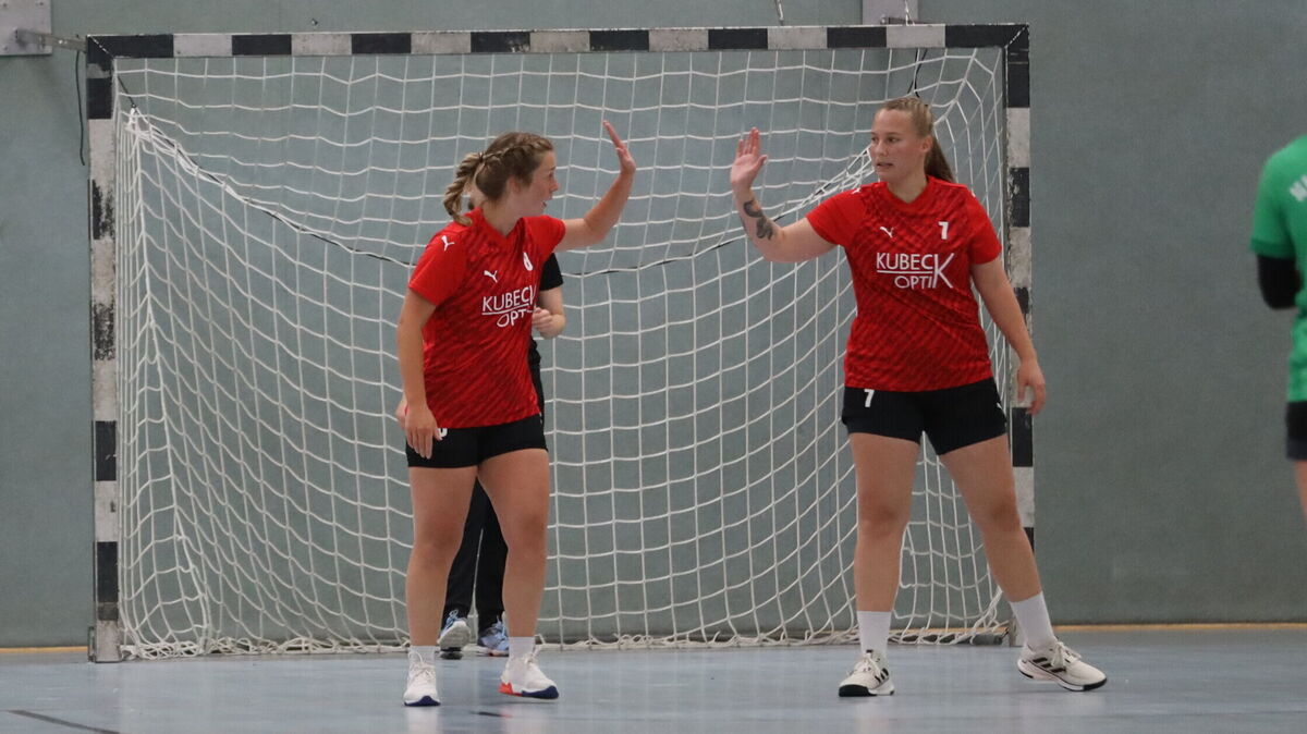 Auf die Absprache in der Abwehr wird es für die Spielerinnen des TSV Altenwalde (hier mit Denise Bode und Franziska Hunold) auch im Heimspiel am Sonnabend gegen Hagen ankommen. Foto: Unruh