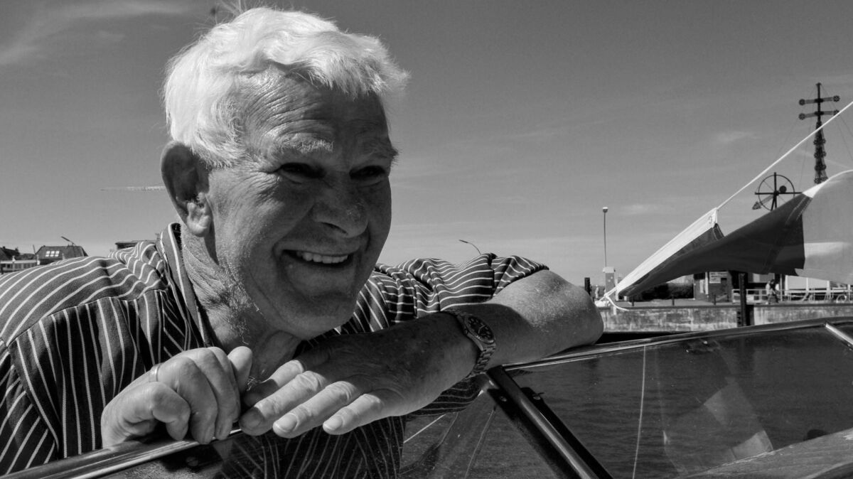 Richard Steinmetz auf dem Motorsegler „Tahiti“. Foto: privat