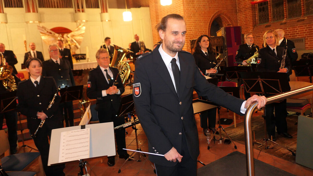 Unter der Leitung von Martin Spahr spielt das Polizeiorchester Niedersachsen ein Kirchenkonzert der Sonderklasse. Foto: Giesecke