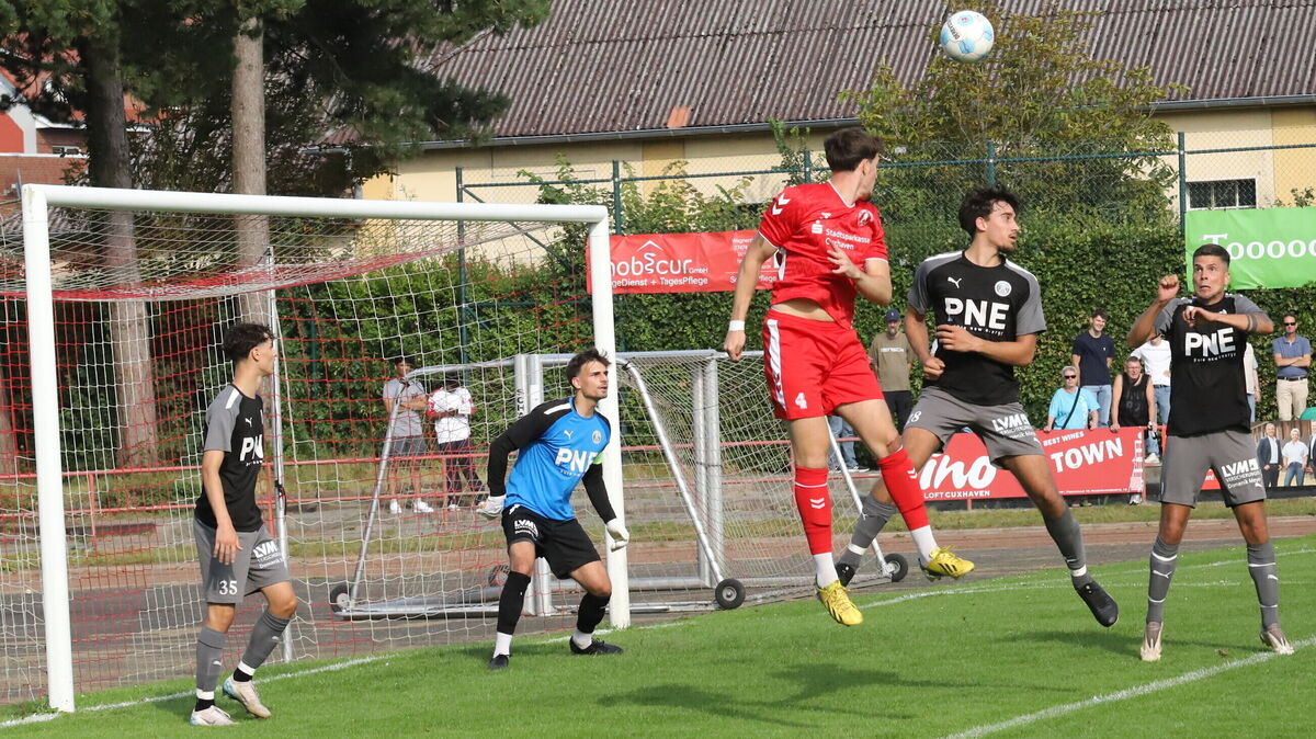 Der Zweikampf zwischen Rot-Weiss Cuxhaven und dem FC Cuxhaven um den Aufstieg in die Landesliga wird an diesem Wochenende fortgesetzt. Rot-Weiss erwartet den MTV Hammah, der FCC den TSV Stotel. Foto: Witthohn