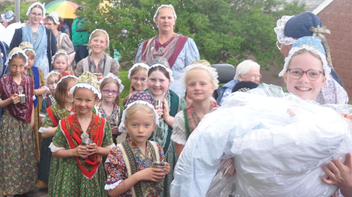 Die Kindervolkstanzgruppe beim großen Festumzug anlässlich des Seebad-Jubiläums in ihren historischen Trachten erinnerte an die Tradition des Wassertragens bei Inseltaufen. Fotos: Kramp