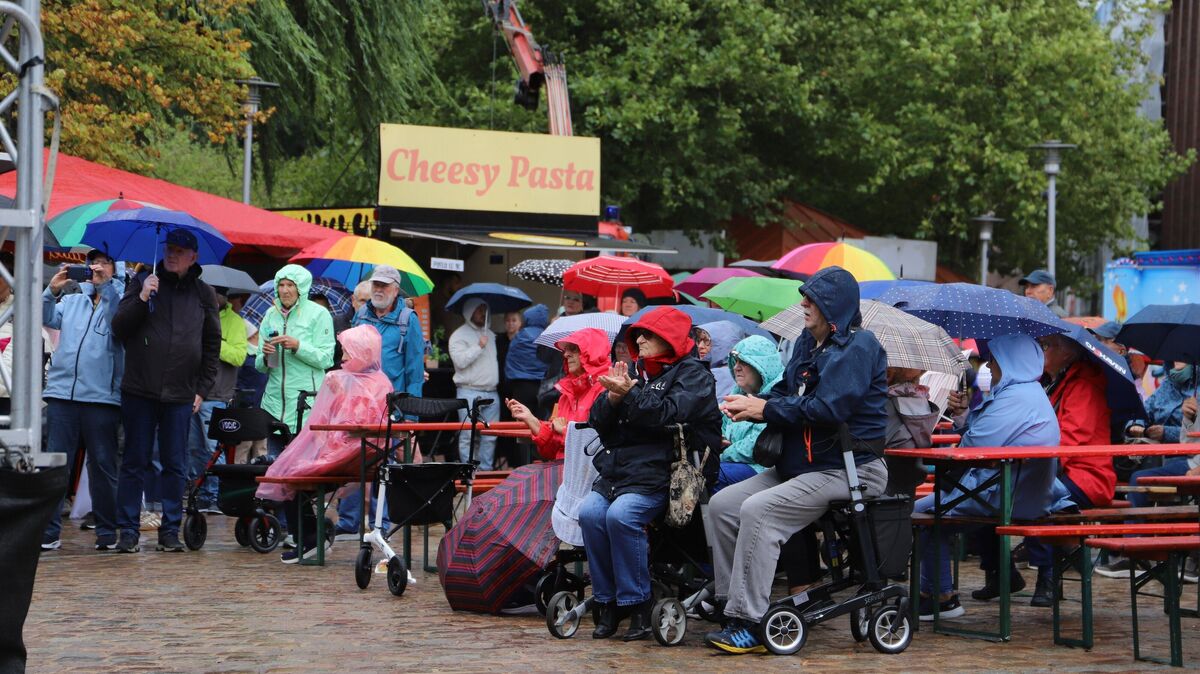Die Regenjacke war am Sonnabend Pflicht beim Buttfest 2026. Foto: Werder
