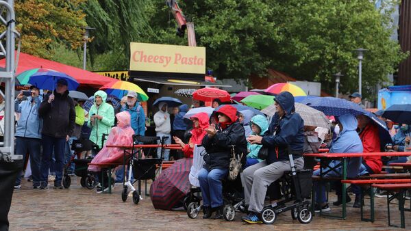 "In Cuxhaven ziehen wir das durch": Buttfest-Besucher trotzen dem Regen (mit Fotos)