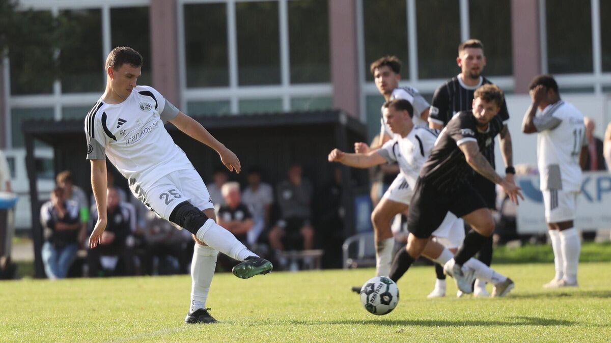 Der FC Cuxhaven empfängt den MTV Treubund Lüneburg: Der Weg aus der Krise beginnt auf heimischem Rasen. Foto: May