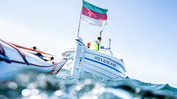 18 Stunden durch die kalte Nordsee: Cuxhavener Begleiter beeindruckt von Extremschwimmer