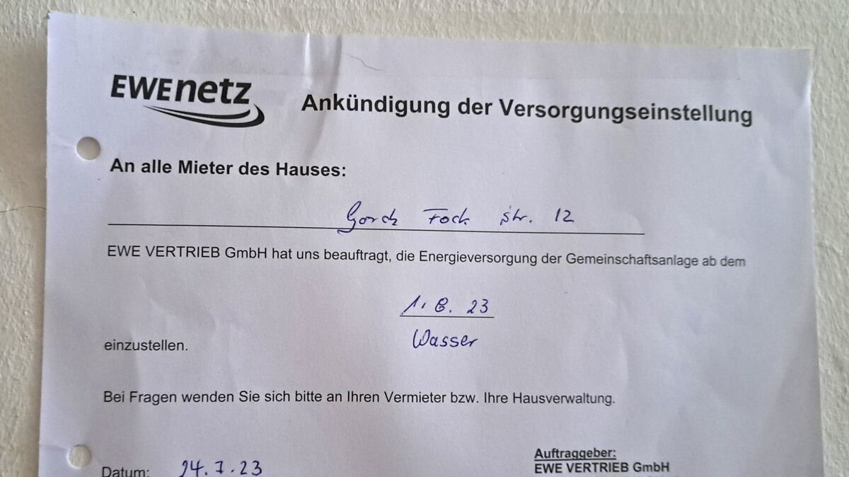 Auf solche Aushänge stießen überraschte Mieter in mindestens drei Hauseingängen in der Gorch-Fock-Straße. Foto: privat