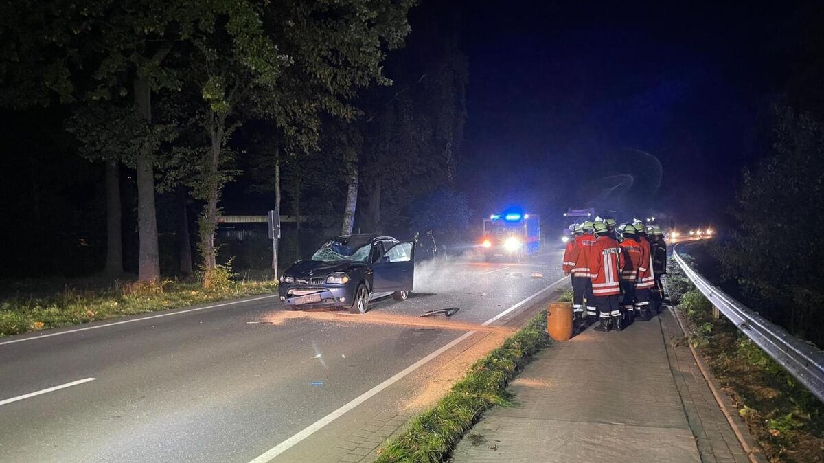 Das Auto wird nach der Kollision als Totalschaden abgeschleppt. Foto: Lange