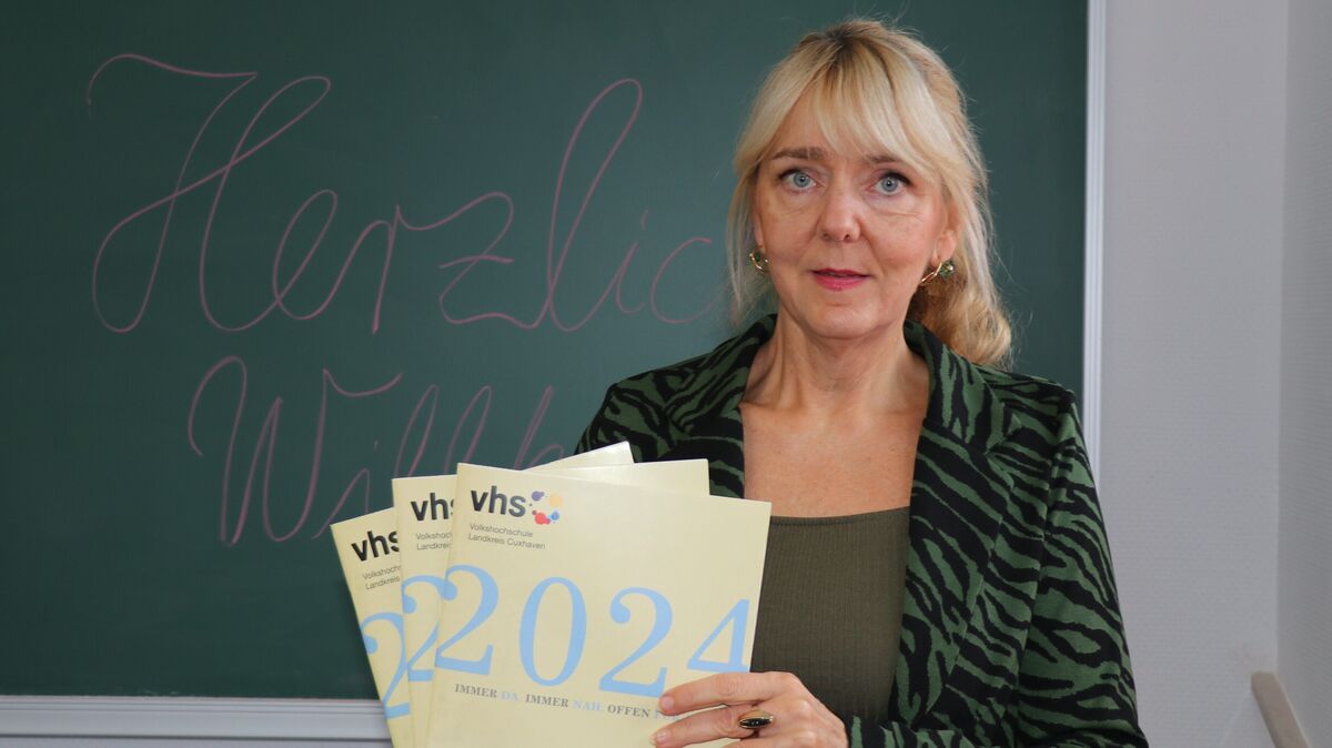 VHS-Leiterin Dr. Marie-Louise Rendant präsentierte bei einem Pressegespräch das Programmheft für das erste Halbjahr 2024. Foto: Mangels