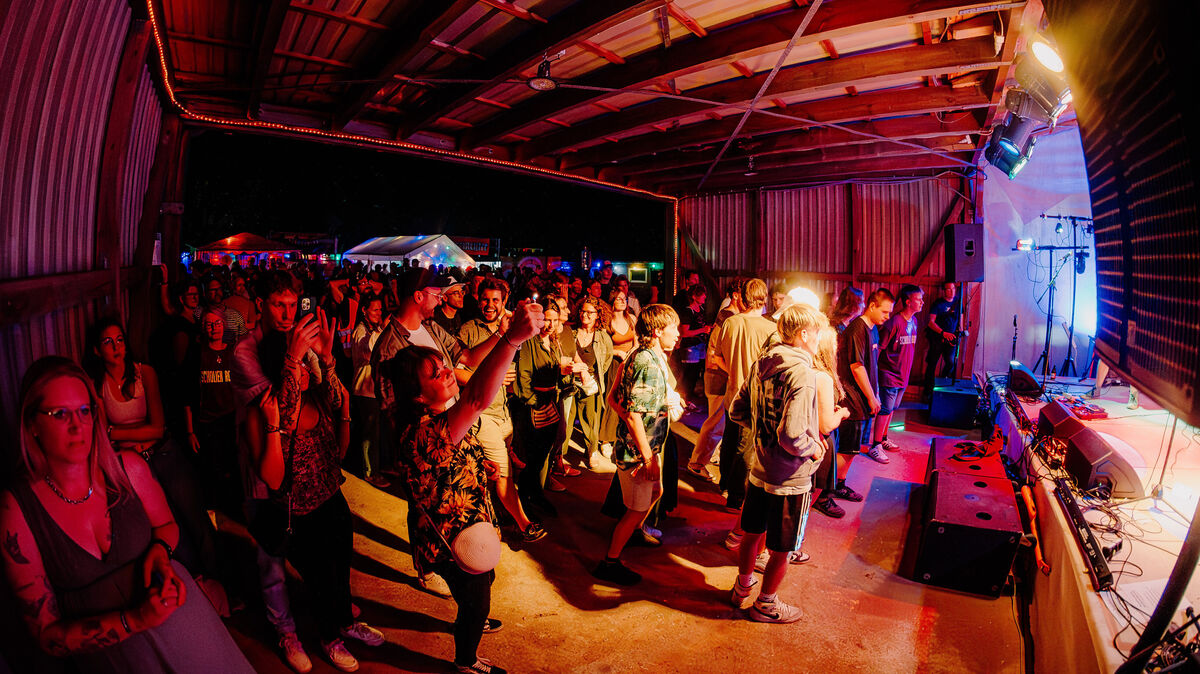 Auch 2023 füllten die Bands die Scheune des Scholien Rocks. Foto: Keck