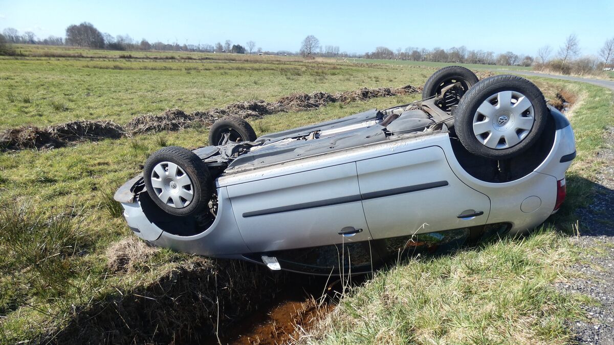Das Auto kam nach dem Überschlag auf dem Dach in einem wasserführenden Graben zum Stillstand. Foto: Polizei Cuxhaven