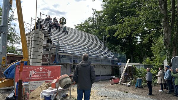 Neues Pfarrhaus in Altenwalde: Richtfest zwei Monate nach dem ersten Spatenstich