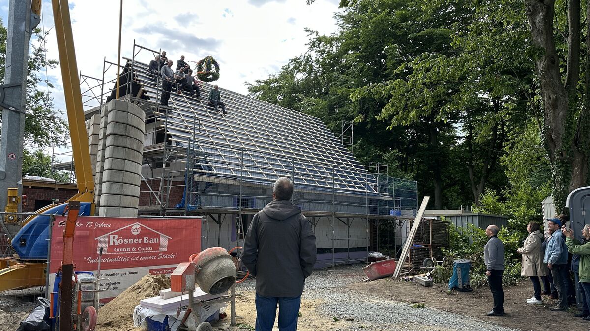 Zwei Monate nach dem ersten Spatenstich konnte in Altenwalde bereits Richtfest für das neue Pfarrhaus gefeiert werden. Foto: Reese-Winne