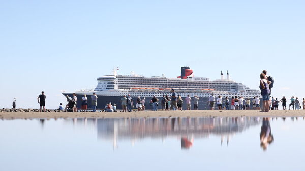 Ozeanliner in voller Pracht: "Queen Mary 2" begeistert vor Cuxhaven (mit Video)